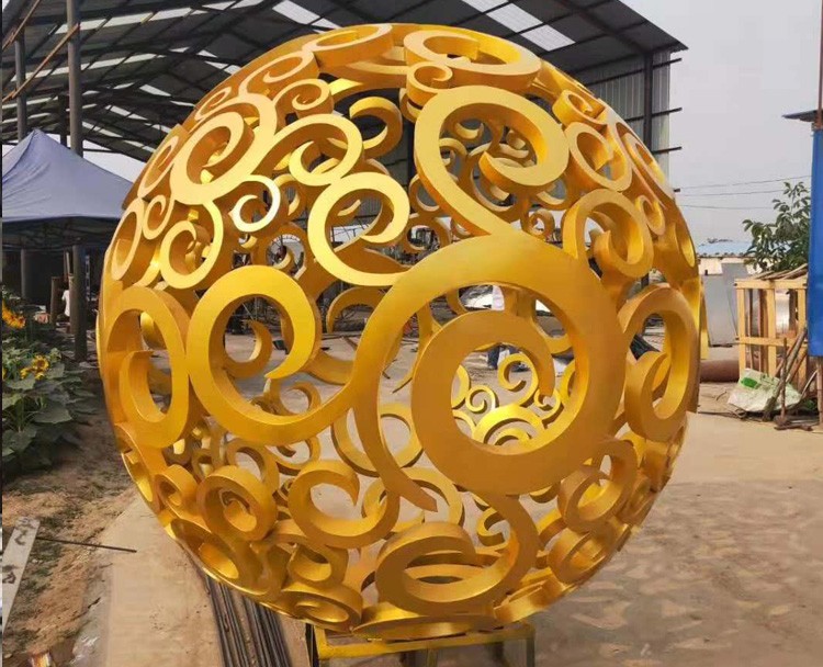 金色鏤空球雕塑
